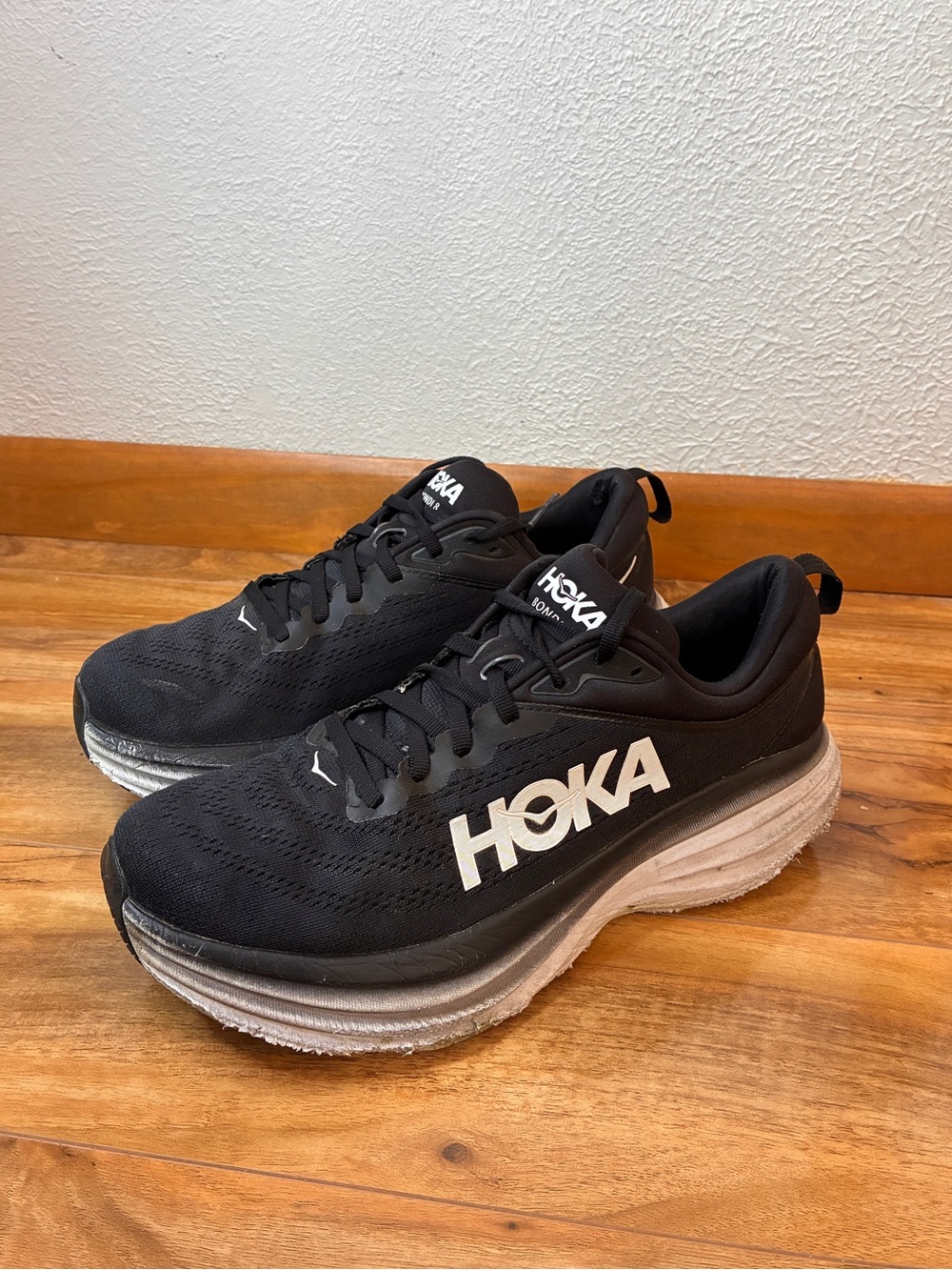 Hoka Men’s Bondi 8 Athletic Running Sneaker Shoes, black & white- size 9